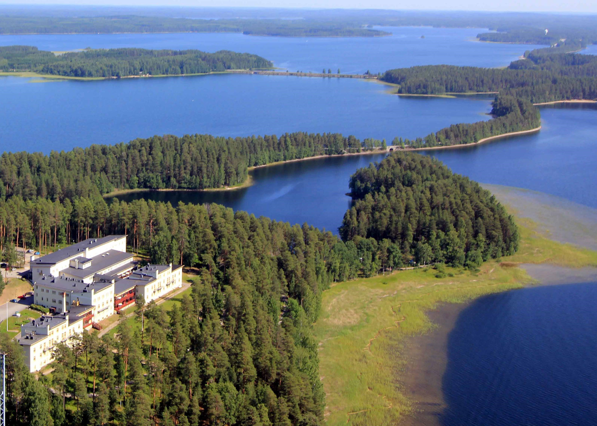 Ilmakuva hotelli Kruunupuistosta ja Saimaan saaristosta.